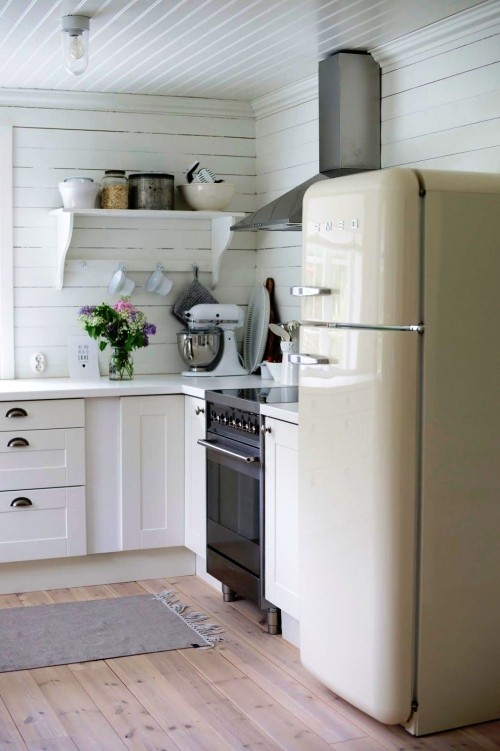 Retro Küche einrichten hell beige und weiß fleckerlteppich