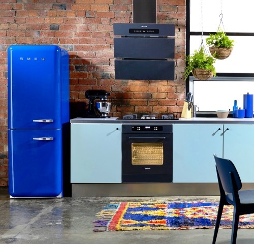Retro Küche einrichten in blautönen mit teppich