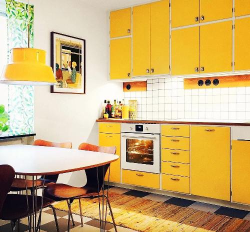 Retro Küche einrichten in gelb und weiß