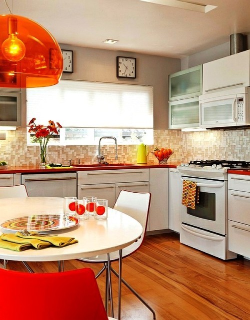 Retro Küche einrichten in rot und weiß mit pendellampe