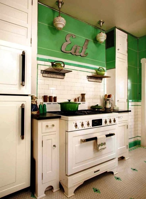 Retro Küche einrichten in weiß und apfelgrün
