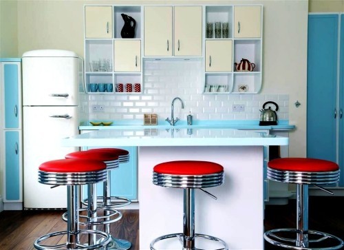 Retro Küche einrichten küchenbar mit rot gepolsterten stühlen