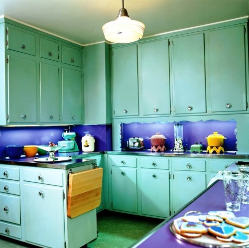 Retro Küche einrichten minzgrün und lila