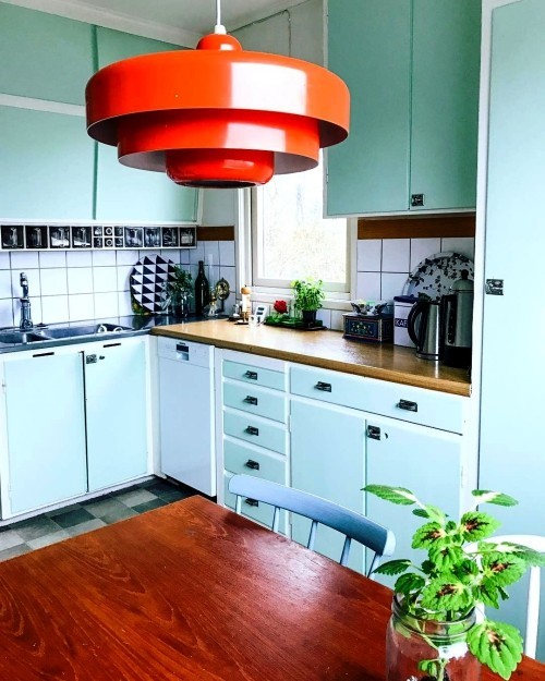 Retro Küche einrichten orange pendellampe über esstisch blaue küche
