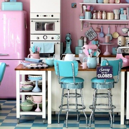 Retro Küche einrichten rosa weiß und blau mit viel deko