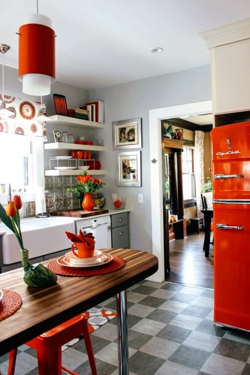 Retro Küche einrichten rot und orange mit grau weißem linoleum
