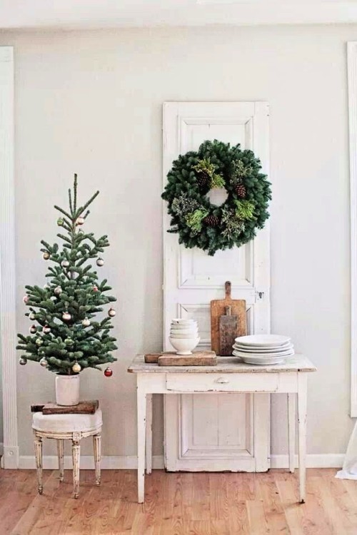 Weihnachtsbaum im Topf alt landhaus mit alter tür und geschirr