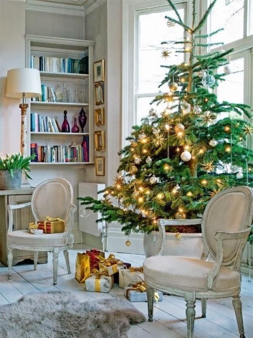 Weihnachtsbaum im Topf im großen topf im modernen wohnzimmer