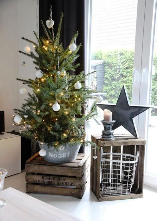 Weihnachtsbaum im Topf im metalleimer mit weißer deko