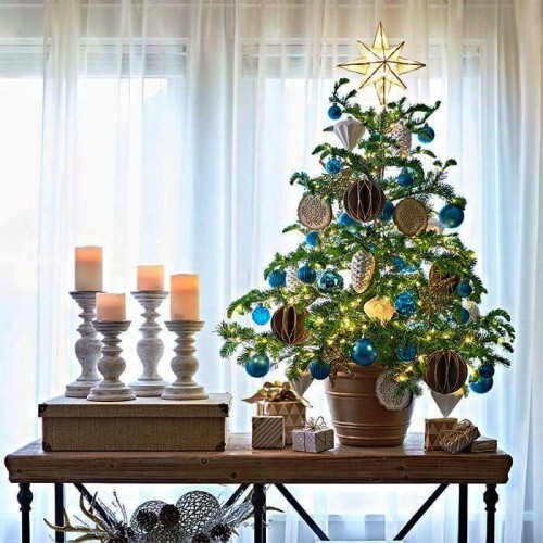 Weihnachtsbaum im Topf mit reicher blauen deko