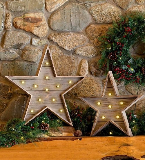 Weihnachtssterne aus Holz und kleinen lichtern