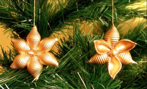 Weihnachtssterne basteln aus goldenen nudeln