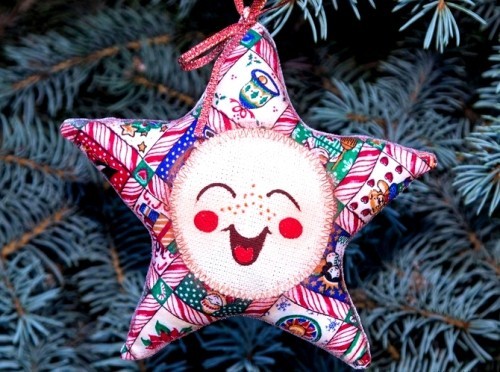 Weihnachtssterne selber basteln lächelndes stoff stern