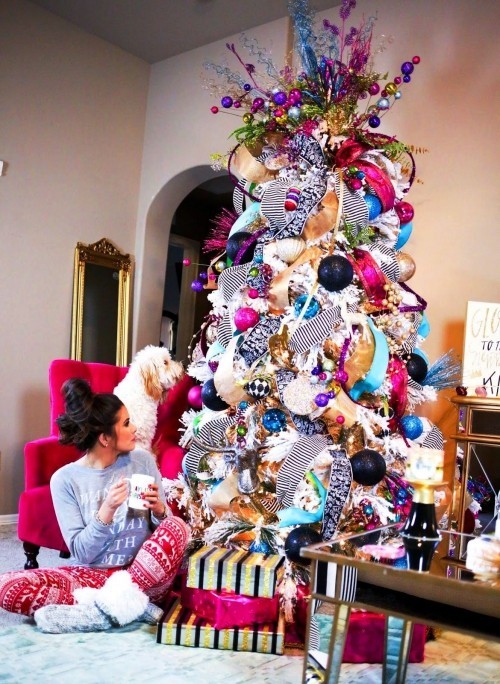 künstlicher Weihnachtsbaum ausgefallene übergeladene deko