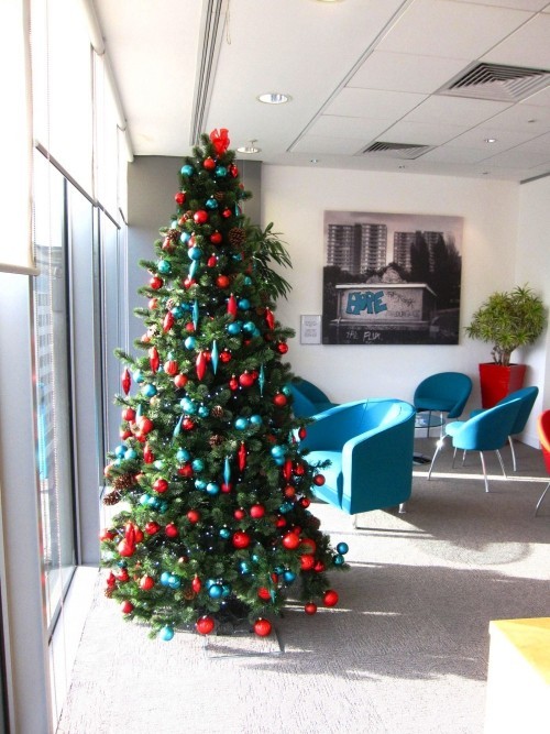 künstlicher Weihnachtsbaum blau und rot fürs büro