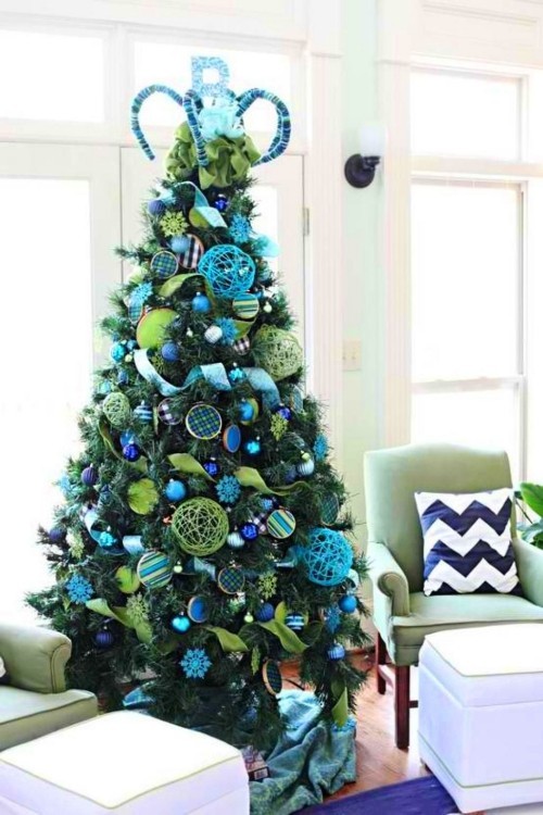 künstlicher Weihnachtsbaum grün blaue deko