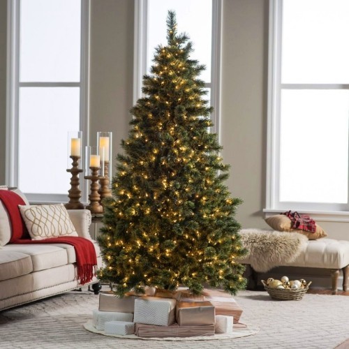 künstlicher Weihnachtsbaum in der mitte des zimmers zentrale position lichterkette