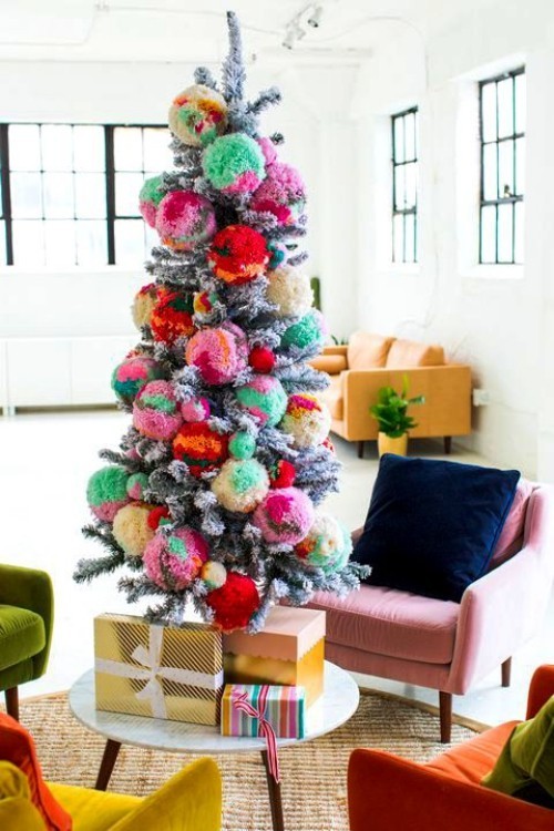 künstlicher Weihnachtsbaum mit pompons