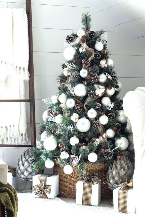 künstlicher Weihnachtsbaum mit zapfen