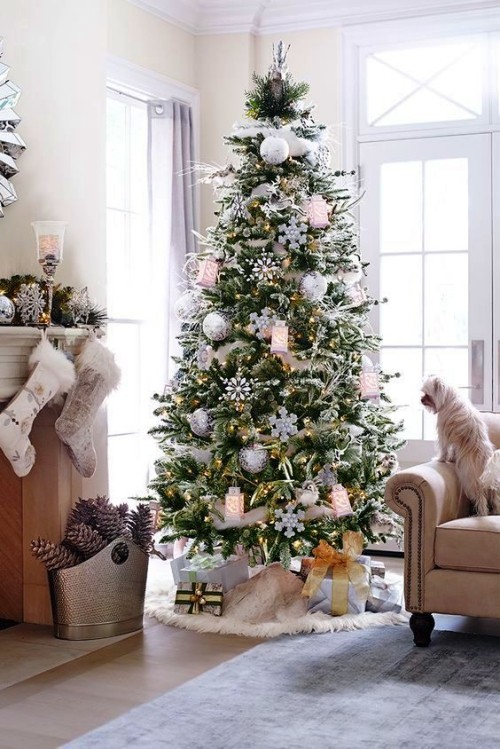 künstlicher Weihnachtsbaum moderne deko neben der kamin