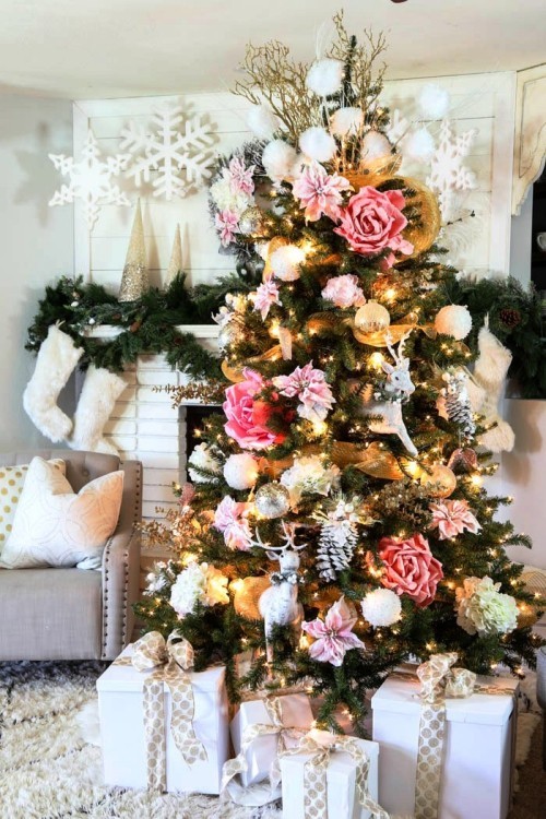 künstlicher Weihnachtsbaum rosa weiße deko mit große rosen