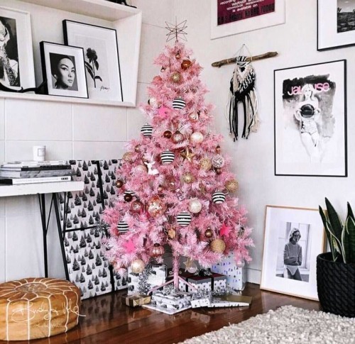 künstlicher Weihnachtsbaum rosarot in der modernen einrichtung