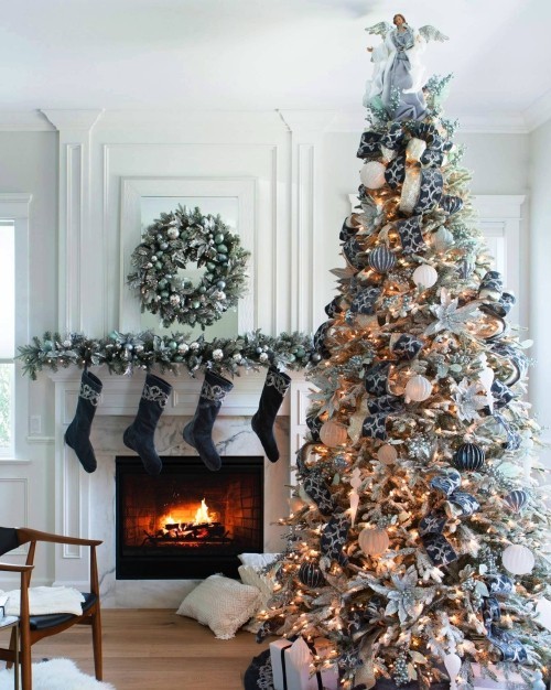 künstlicher Weihnachtsbaum silbern und grau beschneite deko
