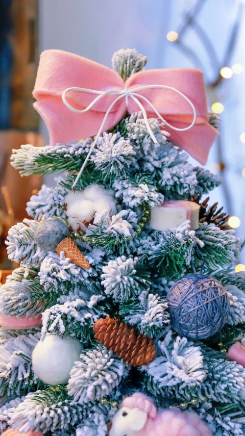 künstlicher Weihnachtsbaum süß aus filz und wolle verschneit