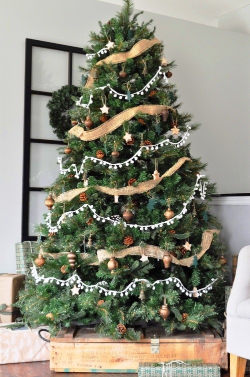 künstlicher Weihnachtsbaum vintage und einfach mit schleifen und zapfen