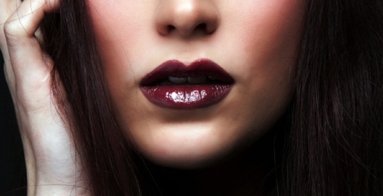 lippen schminken lippglos dunkelroter lippenstift