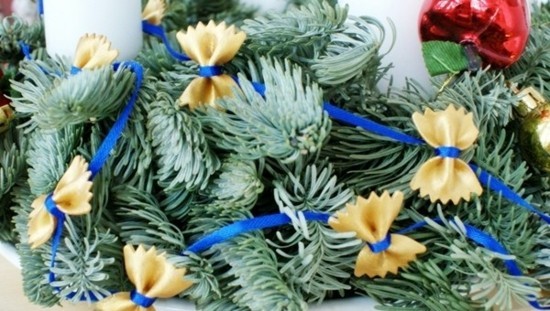 weihnachtsgirlande selber basteln mit nudeln weihnachtsbaumschmuck