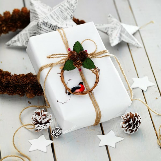 weißes geschenkpapier weihnachtsgeschenke einpacken