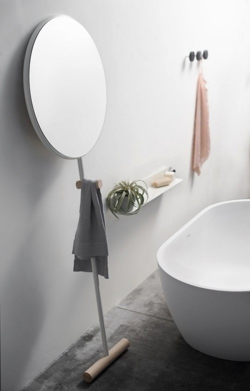Deko Spiegel Ideen und Tipps ausgefallener spiegel auf einem bein fürs badezimmer