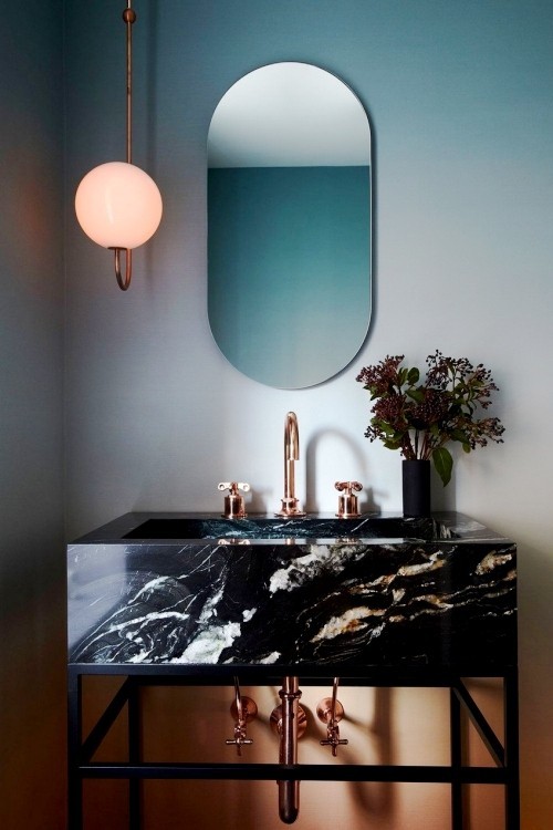 Deko Spiegel Ideen und Tipps moderner spiegel fürs badezimmer mit blauer beschichtung
