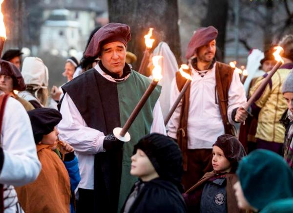 Mittelalterlicher Weihnachtsmarkt von Esslingen besuchen und Geschichte hautnah erleben feuerzug zur burg zum abschluss