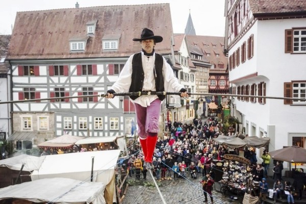 Mittelalterlicher Weihnachtsmarkt von Esslingen besuchen und Geschichte hautnah erleben hochseilkünstler über dem markt