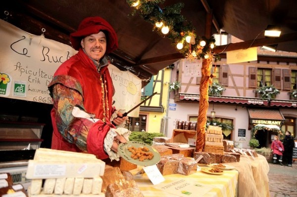 Mittelalterlicher Weihnachtsmarkt von Esslingen besuchen und Geschichte hautnah erleben käse und brot stand