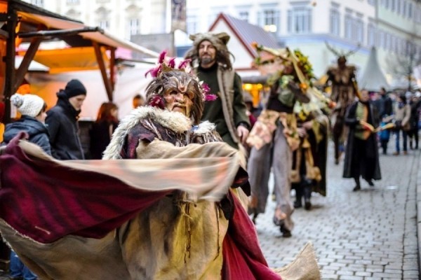 Mittelalterlicher Weihnachtsmarkt von Esslingen besuchen und Geschichte hautnah erleben phantastische parade mit kostümen und monstern