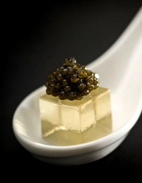 Molekularküche vereint Wissenschaft und Kulinarik gelee mit kaviar auf löffel