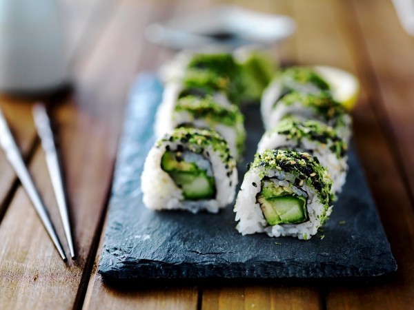 Schieferplatten Deko Teller Ideen avokado sushi auf schiefer