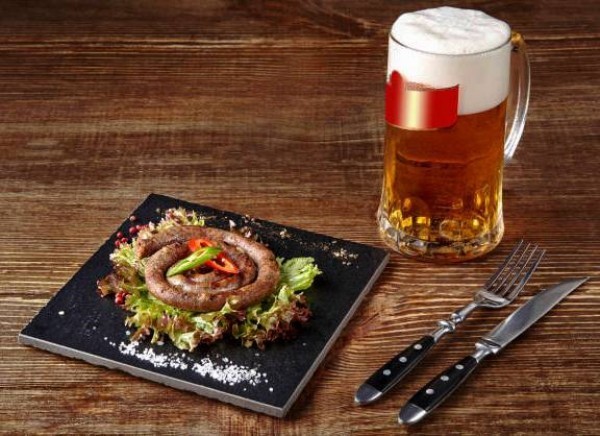 Schieferplatten Deko Teller Ideen bier und würstchen mit salat auf schiefer