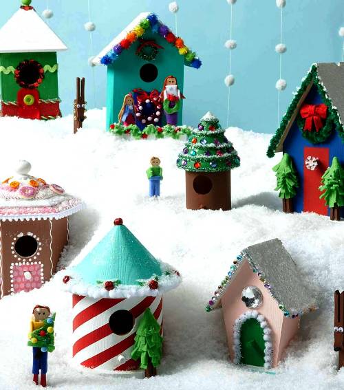 Weihnachtsdorf Deko aus vogelhäuser und kleine holzfiguren