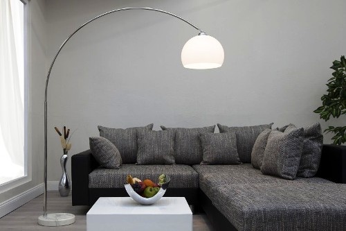 ausgefallene moderne Stehlampen bogenförmig weiß über graues sofa