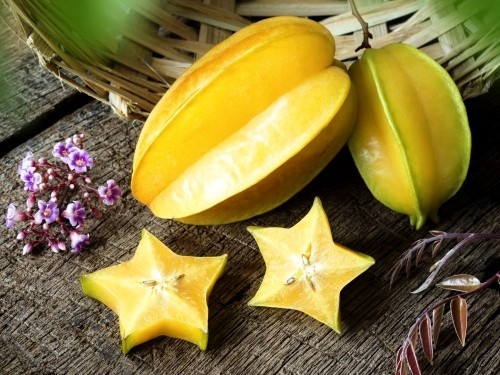 ausgefallene tropische Früchte sternfrucht karambola ganz und geschnitten