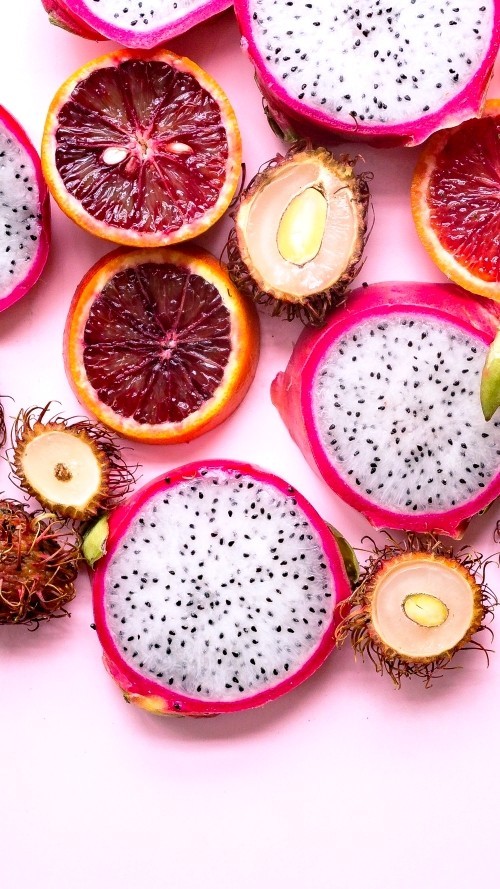 ausgefallene tropische Früchte verschiedenes exotisches obst zurecht geschnitten