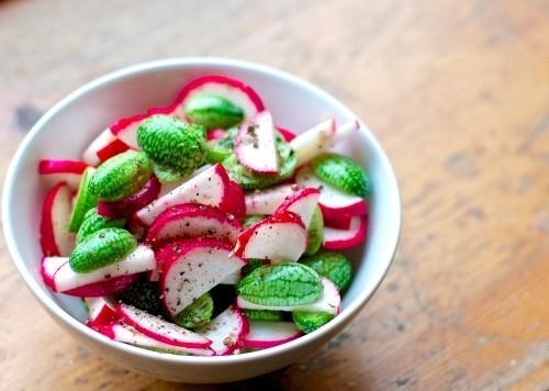 ausgefallene tropische Früchte winzige gurken im salat mit radieschen
