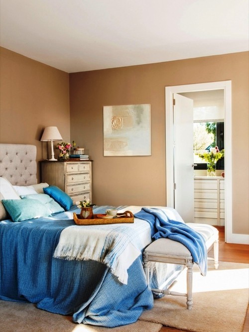 Dormitorio principal pintado en color arena