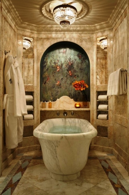 Großes Badezimmer gestalten und das beste Spa-Erlebnis zuhause erleben barock und klassisch in marmor