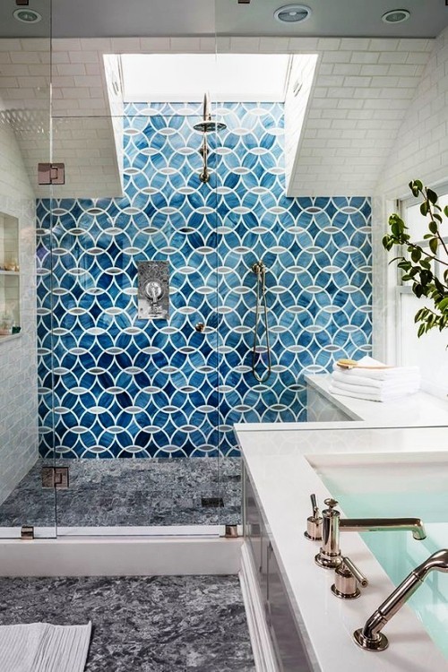 Großes Badezimmer gestalten und das beste Spa-Erlebnis zuhause erleben mosaik in blau akzentwand