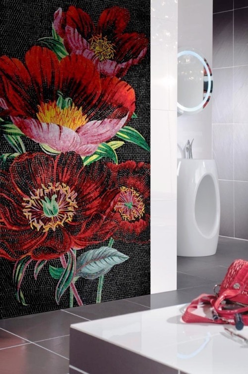 Großes Badezimmer gestalten und das beste Spa-Erlebnis zuhause erleben mosaik rote blumen weißes bad akzentwand